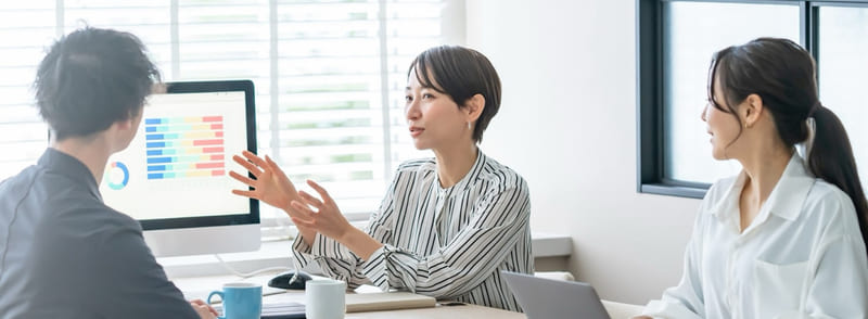 会議で説明する女性